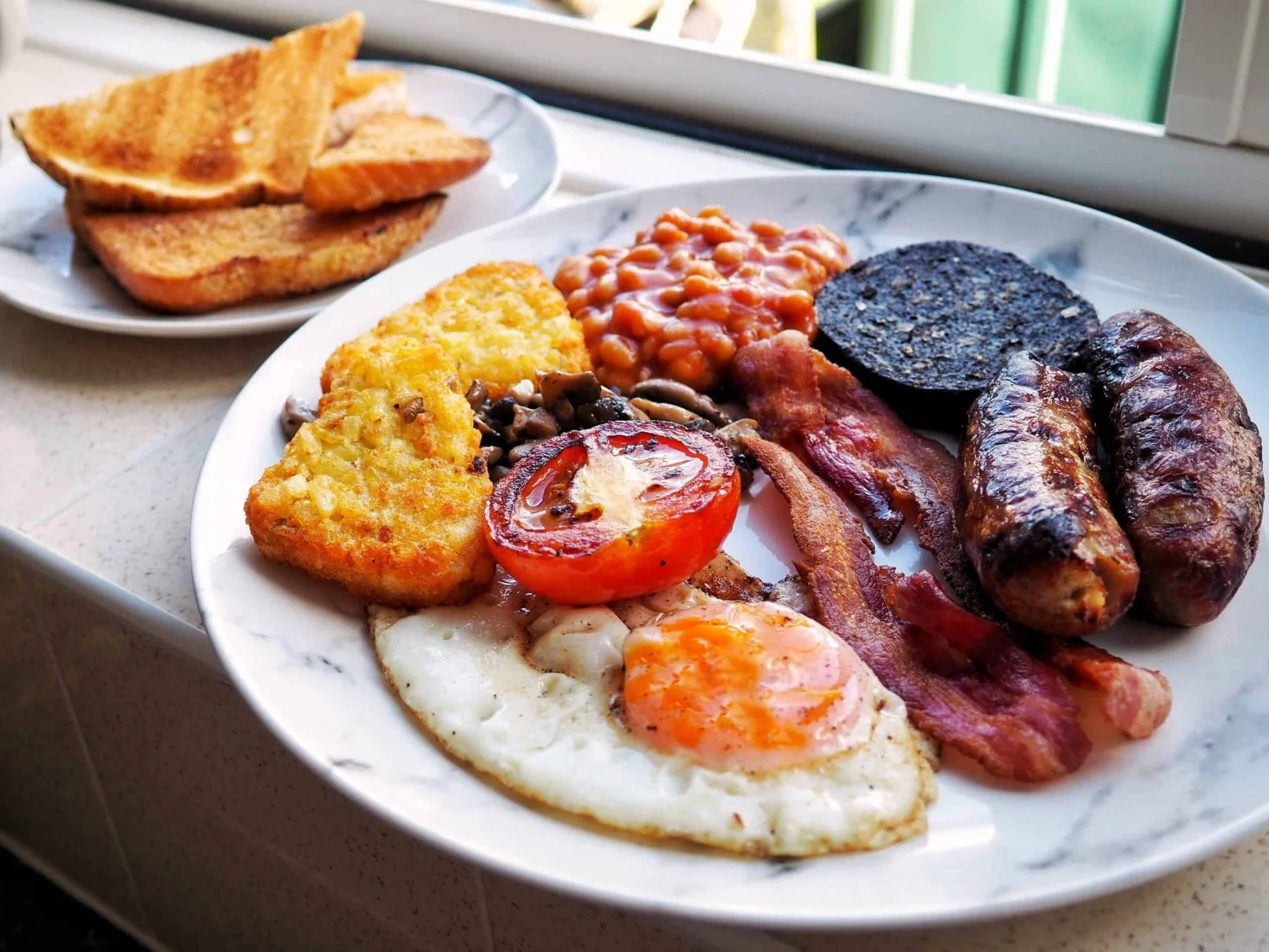 d6209be9-how-to-make-the-perfect-full-english-breakfast-fry-up-scaled.webp